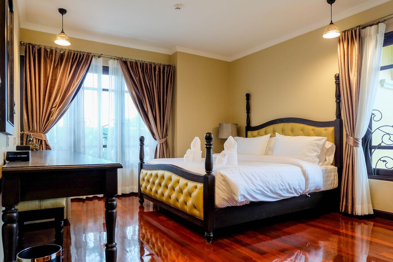 Grand Deluxe Double Room Bathtub
